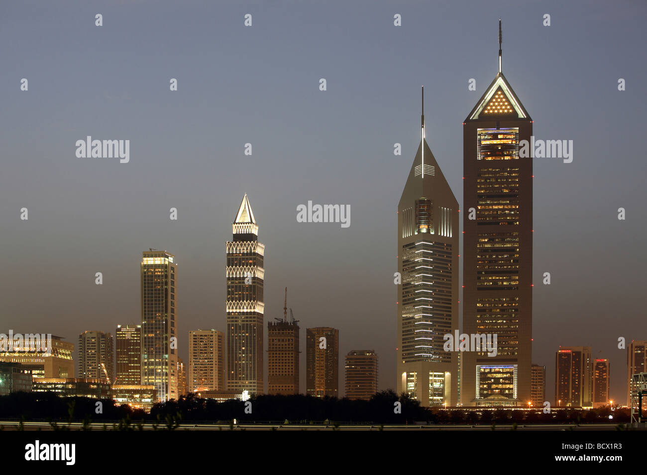 Stadtbild in der Abenddämmerung, Dubai, Vereinigte Arabische Emirate Stockfoto