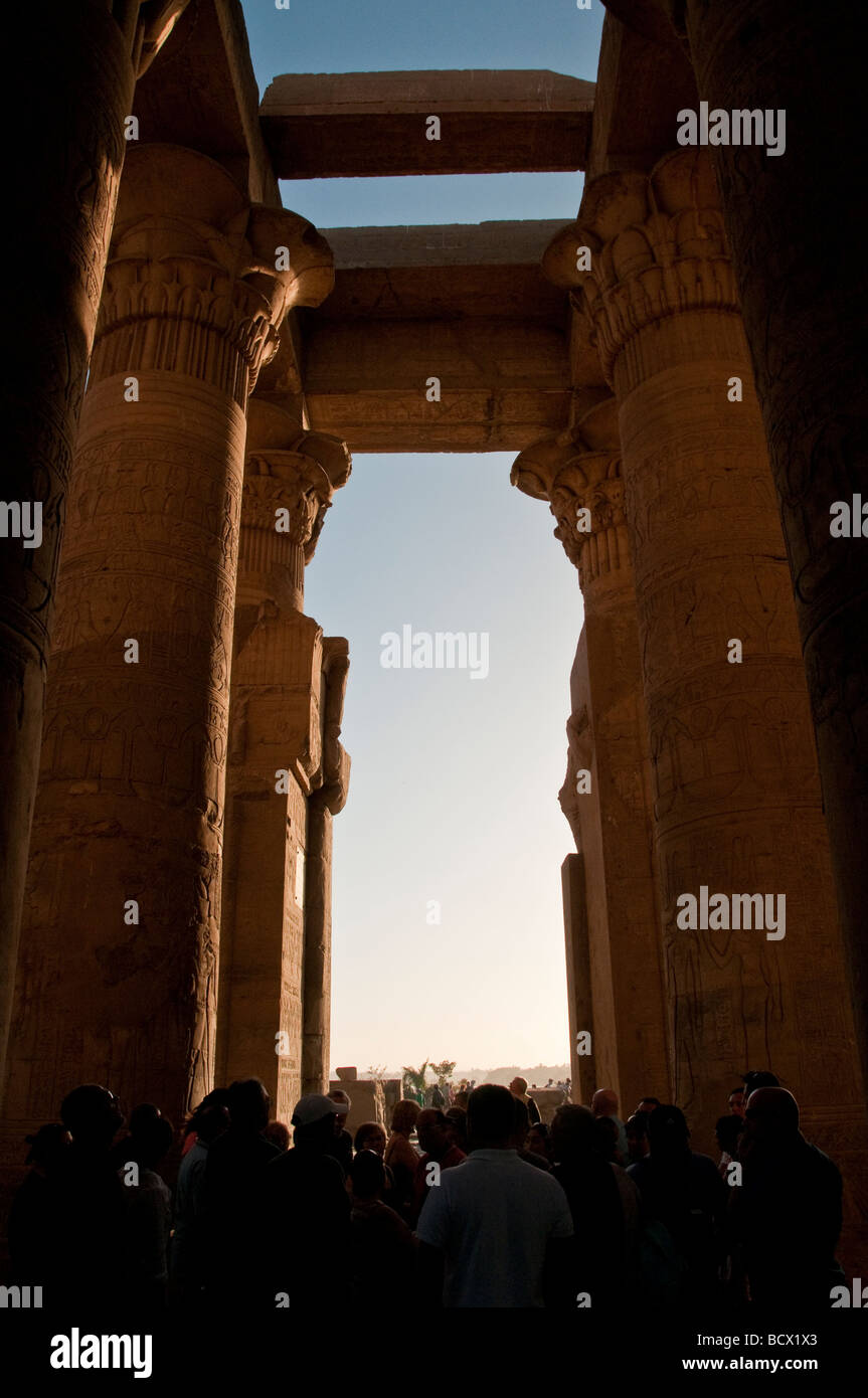 Ägypten Kom Ombo Tempel Säulenhalle Spalten Kolonnade Dach ruht auf Säulen Masse der Touristen Stockfoto