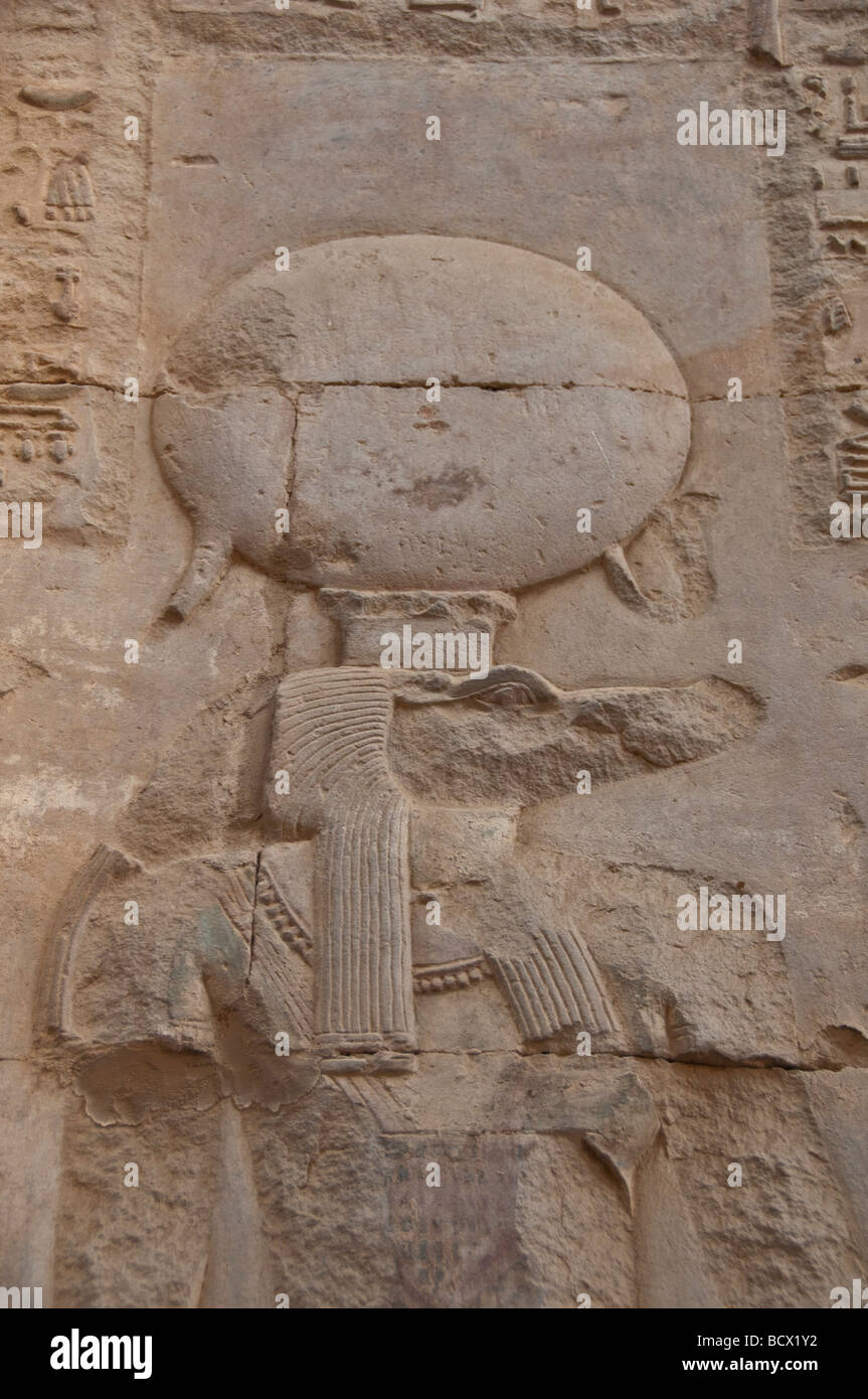 Ägypten Kom Ombo Tempel Wand Krokodilgott Sobek trägt Sonnenscheibe schnitzen Relief Hieroglyphe Stockfoto