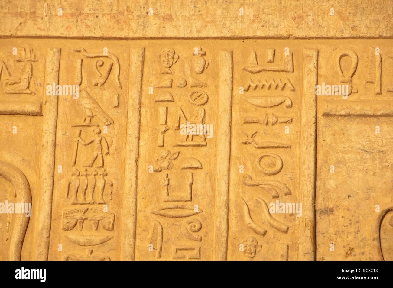 Ägypten Kom Ombo Tempelwand Schnitzereien Reliefs Hieroglyphen zahlreiche Symbole Stockfoto