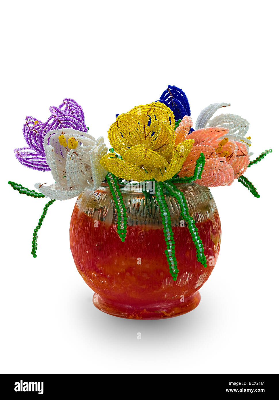 Handgemachte Artikel: Vase mit Blumen aus Glasperlen und Draht. Gelb, blau, rosa, weiße Knospe. Grünes Laub. Rote Schale. Stockfoto