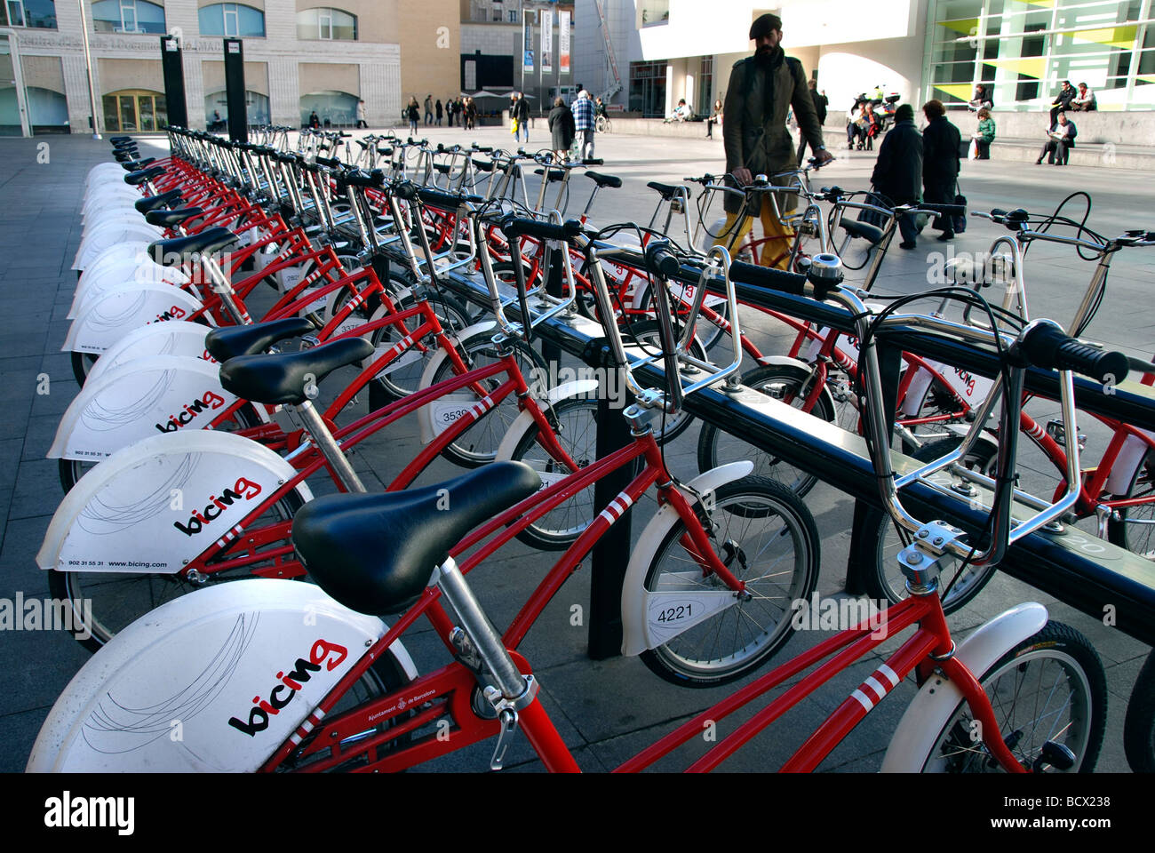 Bicing kommunale Self-Service-Verleih Fahrräder vor MACBA Barcelona Katalonien Spanien Stockfoto
