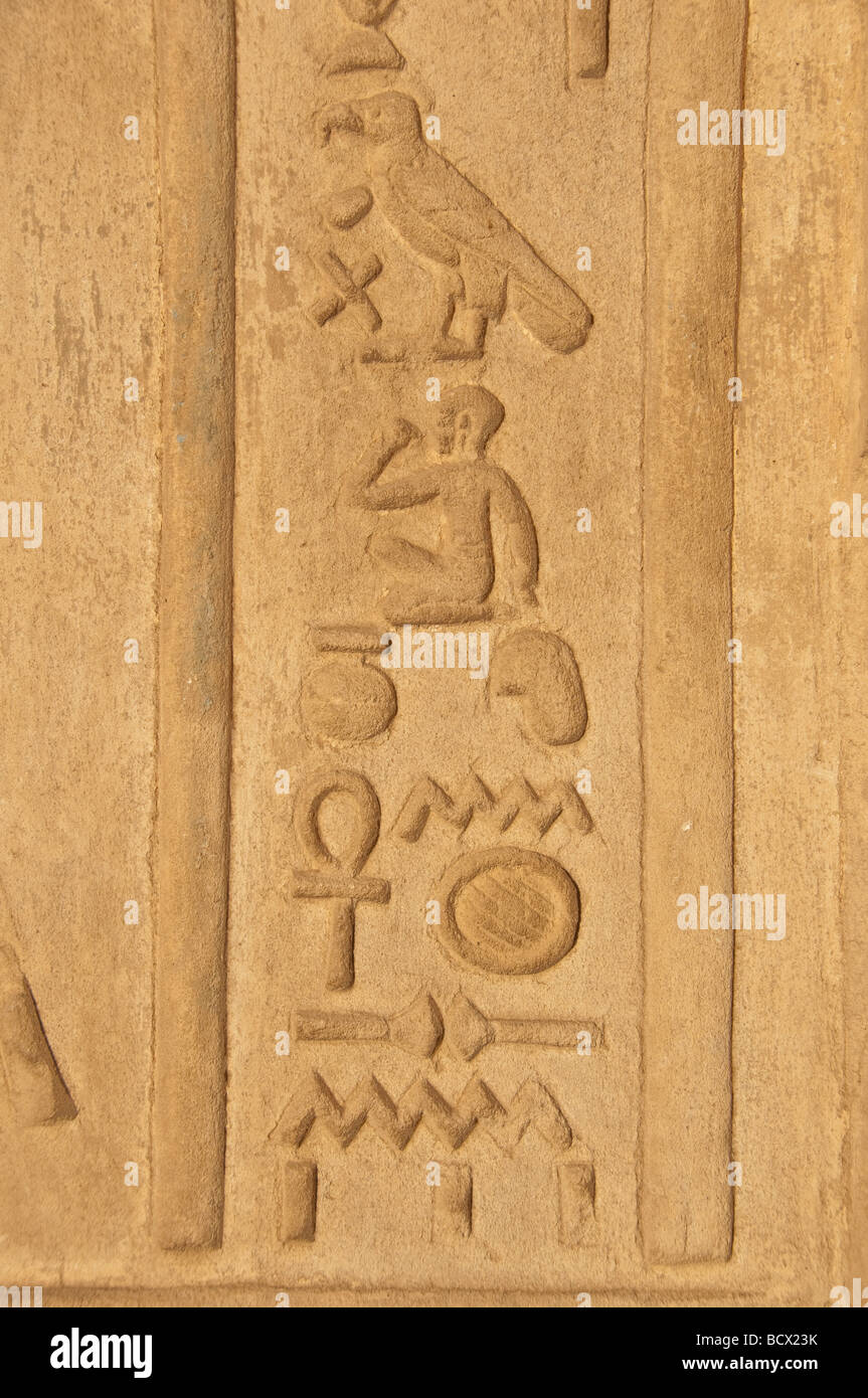 Ägypten Kom Ombo Tempel Reliefs Hieroglyphen Ankh Falcon Horus Figuren Menschen hieroglyphischen Symbole Stockfoto