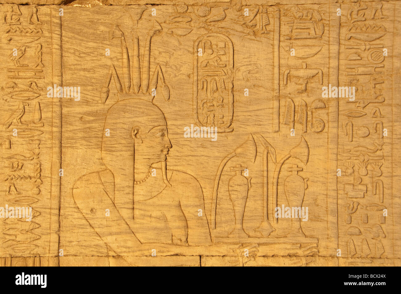 Ägypten Kom Ombo Tempel Hieroglyphe schnitzen Relief Pharao tragen Krone Lotusblüten Stockfoto