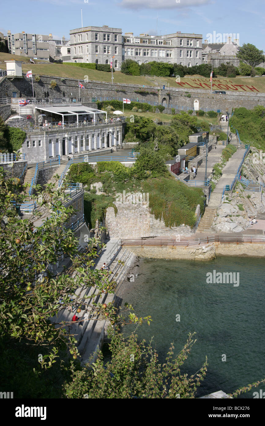 Stadt von Plymouth, England. Malerische Aussicht auf ein Café und ein Restaurant an der Hacke Esplanade am Plymouth Sound Waterfront. Stockfoto