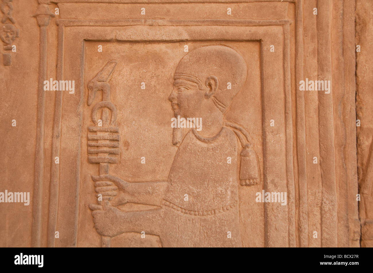 Ägypten Kom Ombo Tempelwand schnitzen Relief Hieroglyphe Mann Figur hält Personal Stockfoto