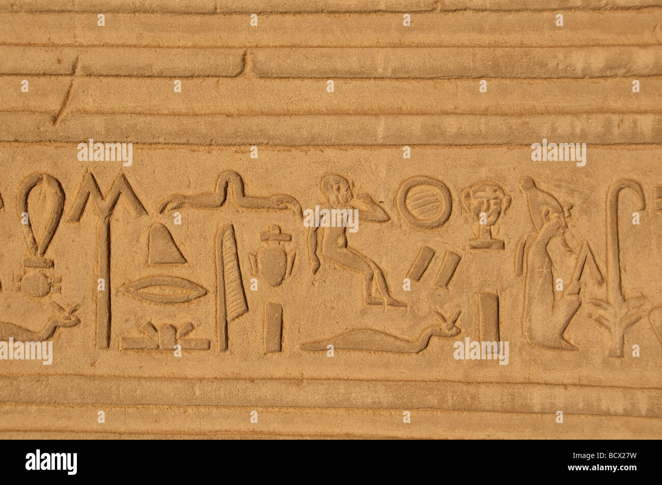 Ägypten Kom Ombo Tempel Wandreliefs hieroglyphischen Symbole Zahlen Menschen Tiere Stockfoto