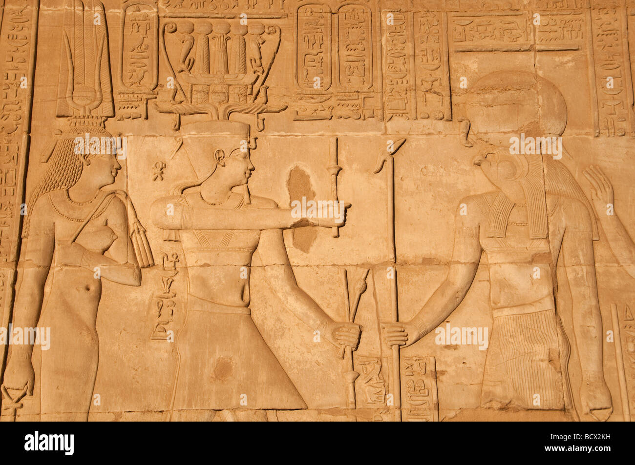 Unter der Leitung von Falcon Gott Horus Weating Sonnenscheibe Ehren Ägypten Kom Ombo Tempel Wand Reliefs Pharaonen-Königin Stockfoto