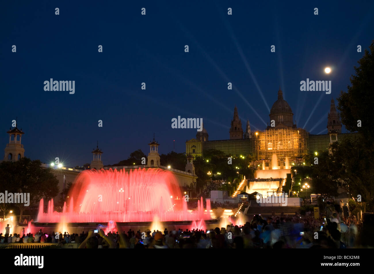 beleuchtete Magie singenden Brunnen Font Màgica in der Nacht mit Mond und Nationale Palast im Hintergrund, Barcelona, Spanien Stockfoto