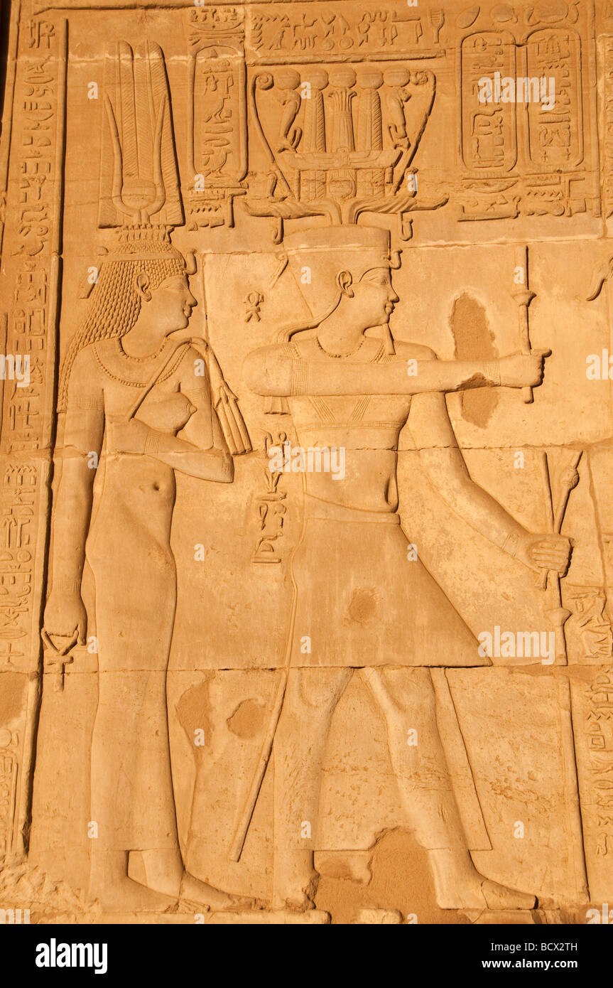 Ägypten Kom Ombo Tempel Pharao Königin voll Wandlänge beide tragen Kronen Stockfoto