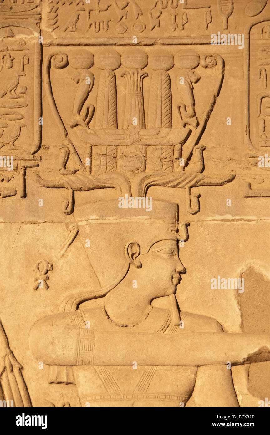 Ägypten Kom Ombo Tempel Wand Pharao Porträt trägt Krone Bart angibt Tod Stockfoto