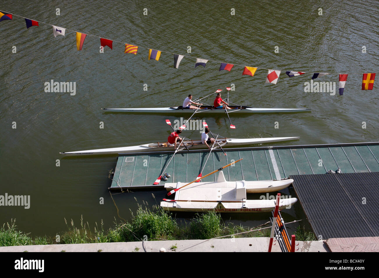 Anlegestelle der Ruderverein von Florenz am Fluss Arno mit Clubmitgliedern in ihrer doppelten Skiffs vor dem training Stockfoto