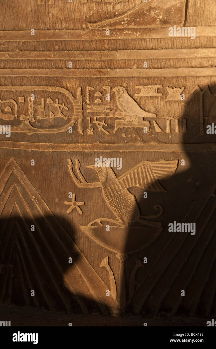 Ägypten Kom Ombo Tempel Schatten zweier Menschen Hieroglphic Reliefs anzeigen Stockfoto