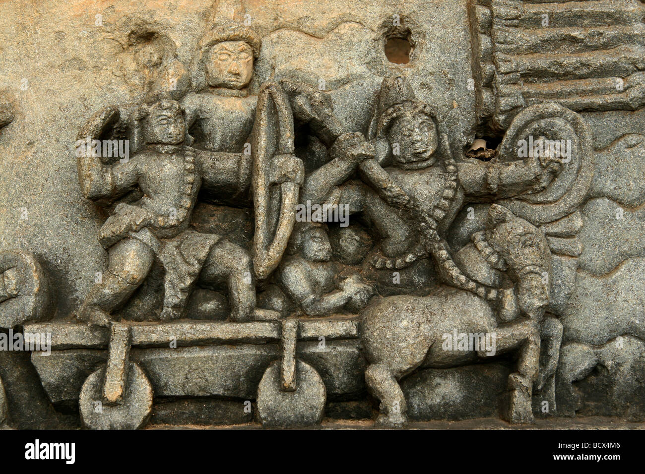 Eine Szene zeigt Kriegsführung unter die Schnitzereien am Hoysaleswara Tempel in Halebid, Indien. Stockfoto