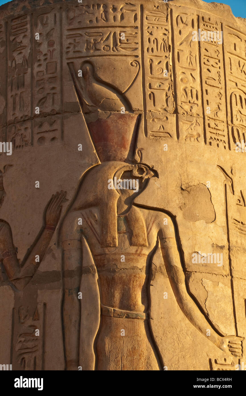 Ägypten Kom Ombo Outdoor-Pylonen oder Spalte zeigt Figur des Horus oder Haroeris der Falke unter der Leitung Gottes mit Krone Stockfoto