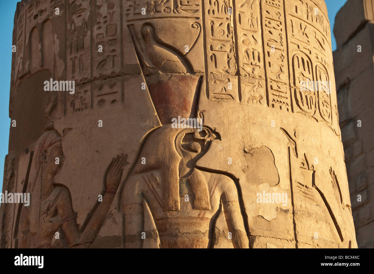 Ägypten Kom Ombo Outdoor-Pylonen oder Spalte zeigt Figur des Horus oder Haroeris der Falke unter der Leitung Gottes trägt Krone Stockfoto