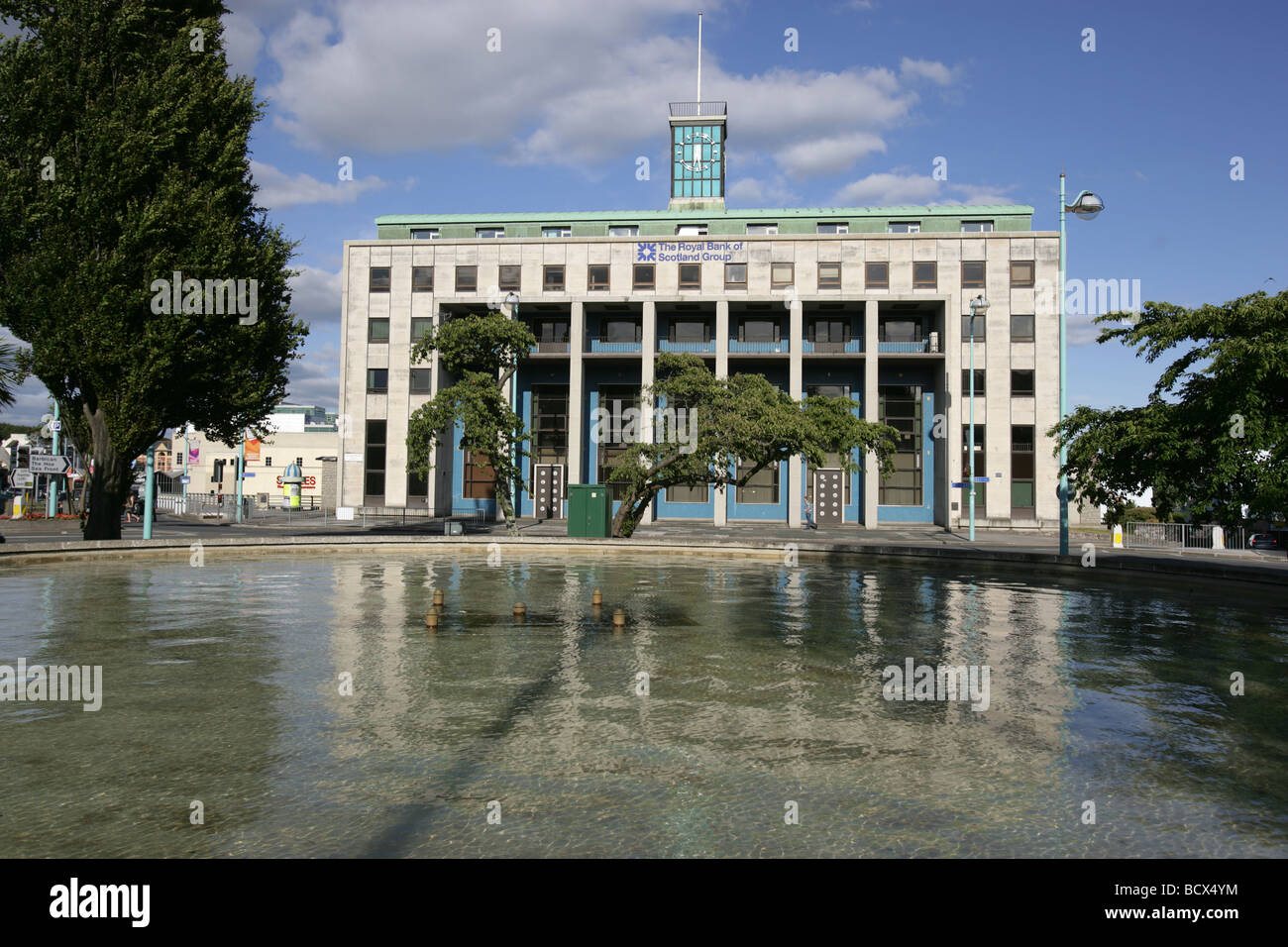 Stadt von Plymouth, England. Die Art-Deco-Architektur von der Royal Bank of Scotland Gebäude am Andreaskreuz. Stockfoto