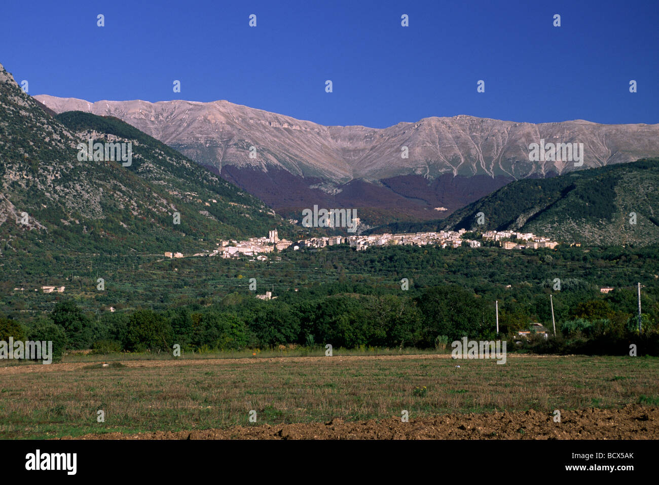 Italien, Abruzzen, Majella Nationalpark, Pacentro und Majella Berge Stockfoto