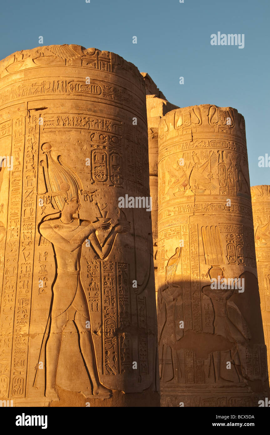 Ägypten Kom Ombo Reihe von Outdoor-Pylonen oder Spalten zeigen Pharao zu Ehren der Götter Stockfoto