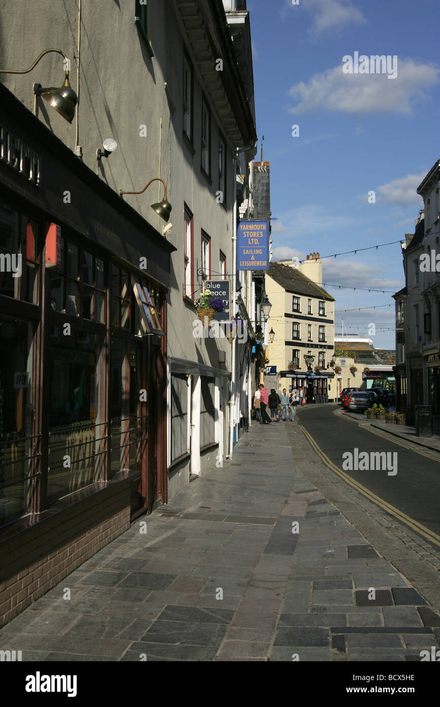Stadt von Plymouth, England. Am Abend Blick auf die vielen Geschäfte, Galerien, Bars, Cafés und Restaurants dieser Linie Southside Street. Stockfoto