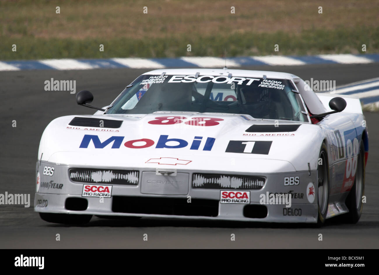 Ein 1988 Protofab Chevy Corvette beteiligt sich an einer Oldtimer-Rennveranstaltung. Stockfoto