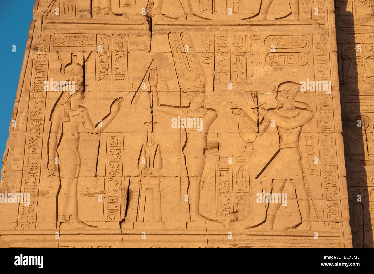 Ägypten Kom Ombo Tempel Relief Schnitzerei zeigt den König oder Pharao mit Doppelkrone Ober- und Unterägypten Stockfoto