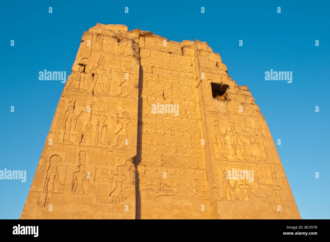 Ägypten Kom Ombo Tempel Abschnitt Hieroglyphen Reliefs im freien blauen Himmel sonnig Pharao Stockfoto