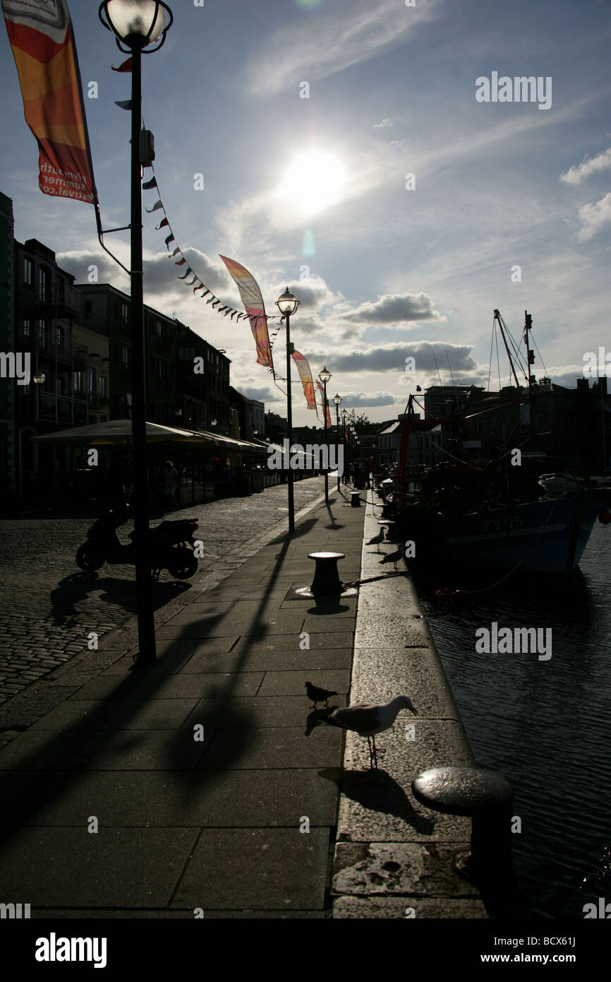 Stadt von Plymouth, England. Silhouette Blick auf Quay Road, die einst Teil der historischen Fischmarkt Plymouth Barbican. Stockfoto