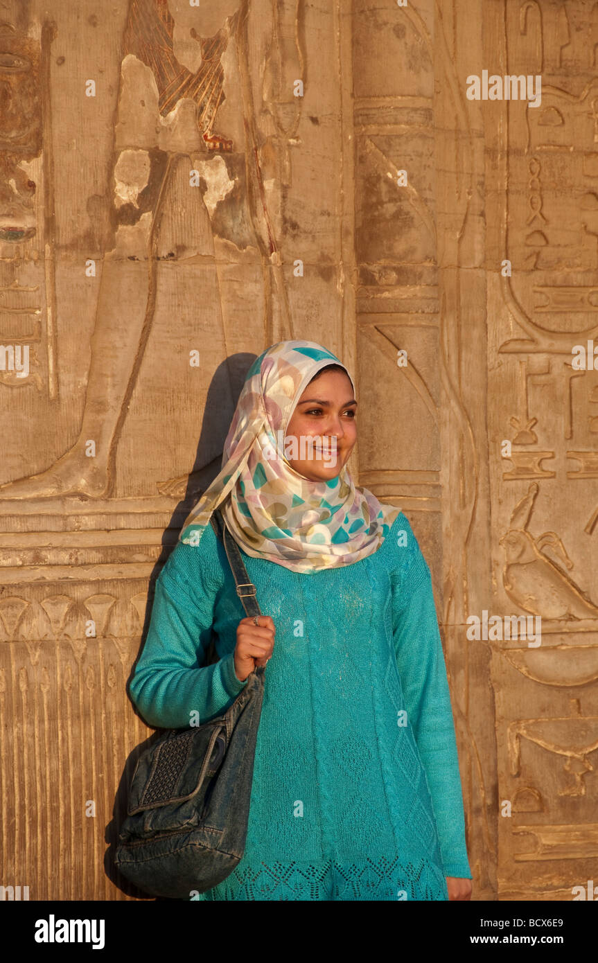 Ägypten Kom Ombo Young Frau grüne Kleid Schal muslimische Kleidung Ägypten Kom Ombo Tempel Stockfoto