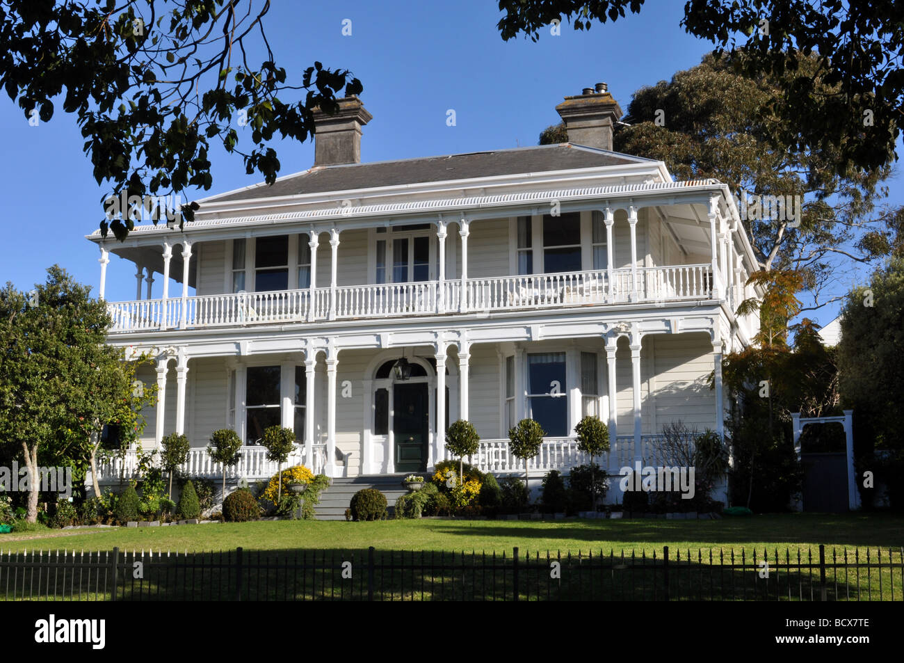 Frühzeit, die zwei Etagen private Villa befindet sich in Saint Marys Bay Auckland New Zealand inmitten seiner Schmiedeeisen eingezäunt Gärten. Stockfoto