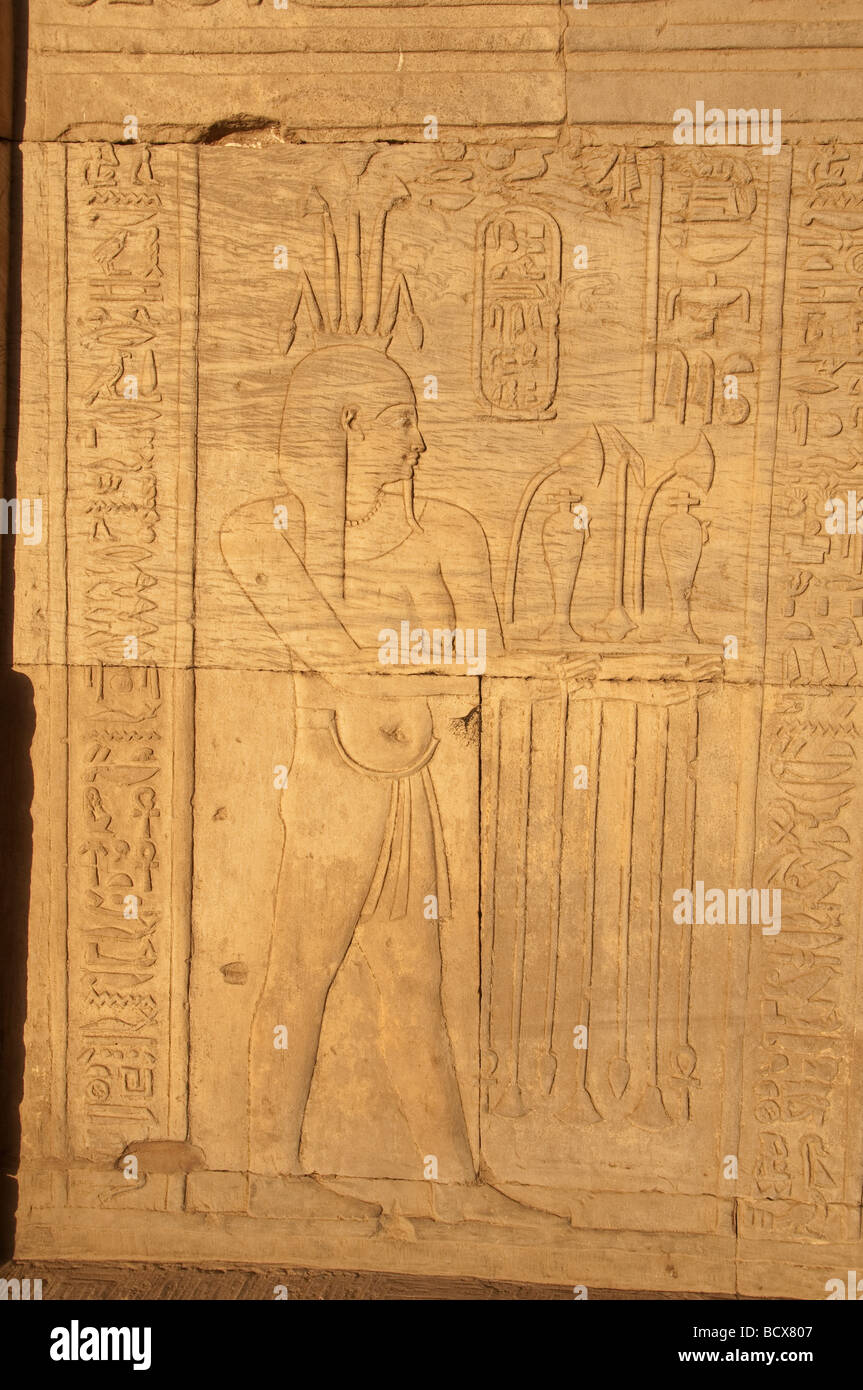 Ägypten Kom Ombo Tempel Hieroglyphe Carving Relief Pharao mit Krone Stockfoto