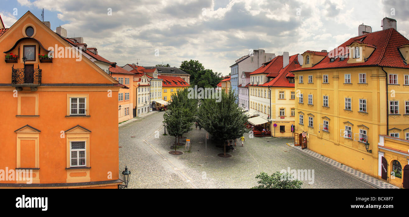 Panoramablick auf die alte Straße mit bunten Häusern in Prag, Tschechien. Stockfoto