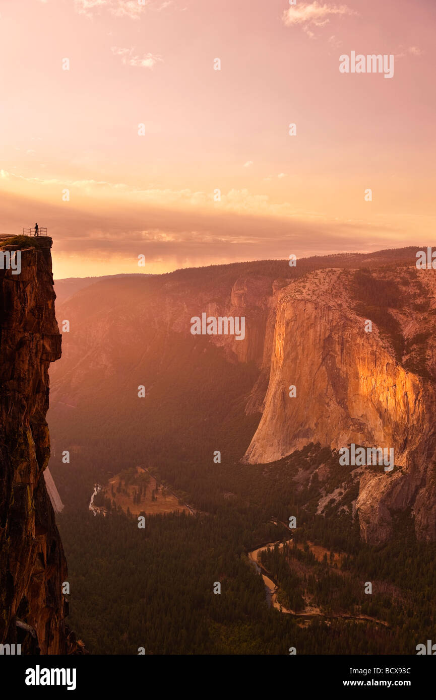 USA Kalifornien Yosemite National Park Taft Point erhöht Ausblick auf El Capitan und Yosemite Valley Stockfoto