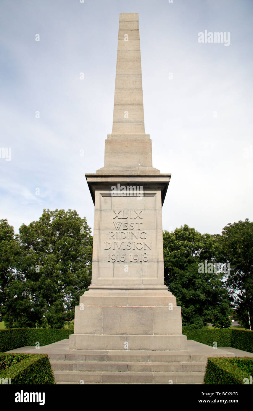 Die 49. West Riding Division Gedenksäule neben der Essex Farm Commonwealth Friedhof, Ypern, Belgien. Stockfoto