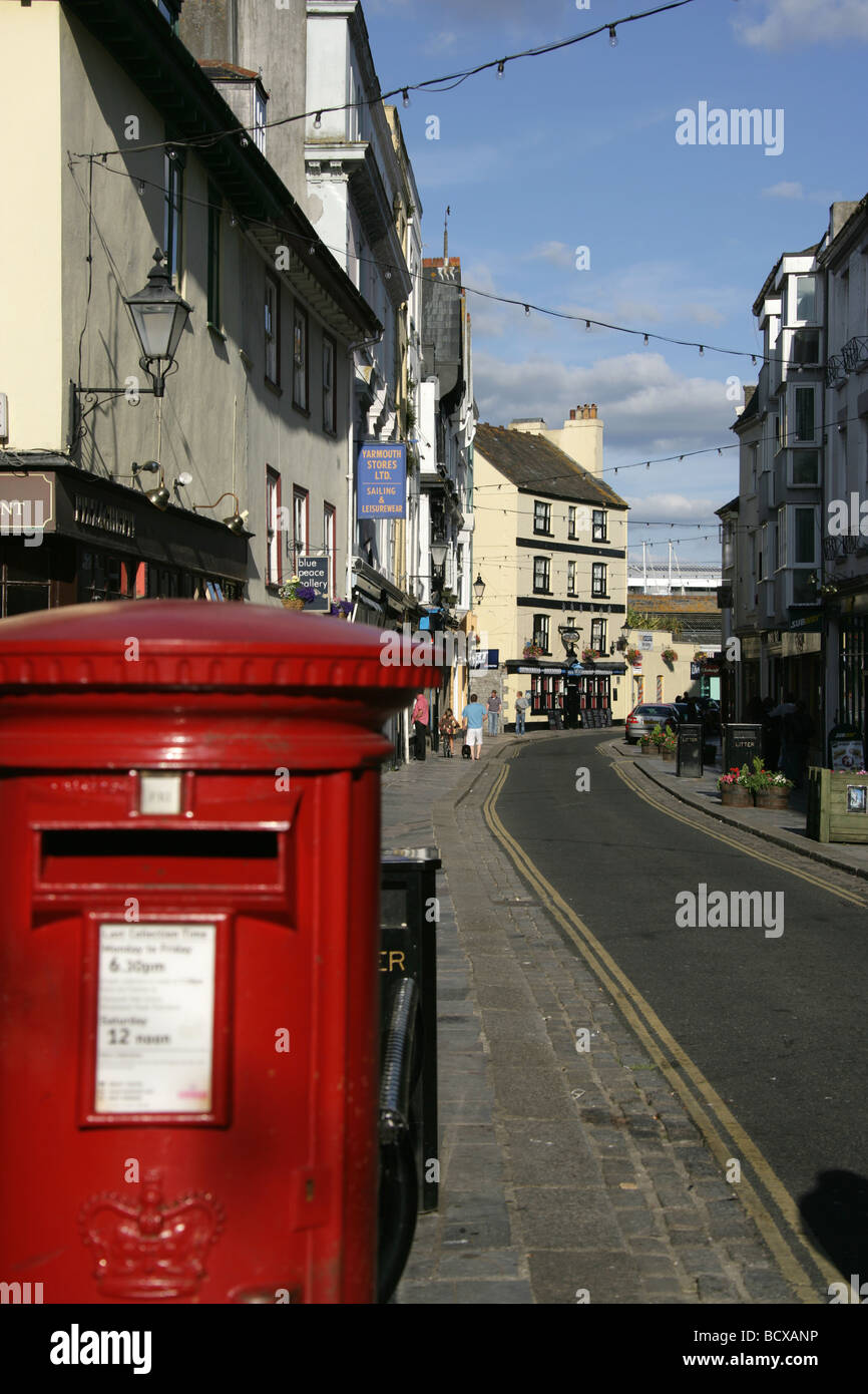 Stadt von Plymouth, England. Am Abend Blick auf die vielen Geschäfte, Galerien, Bars, Cafés und Restaurants dieser Linie Southside Street. Stockfoto