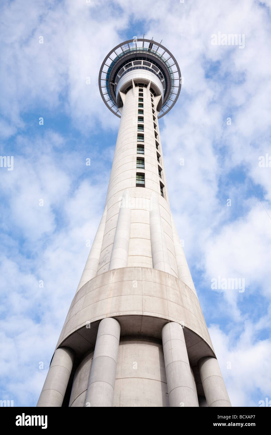 Auckland Sky Tower Weitwinkel-Foto gesehen gegen lückenhaft Wolke Stockfoto