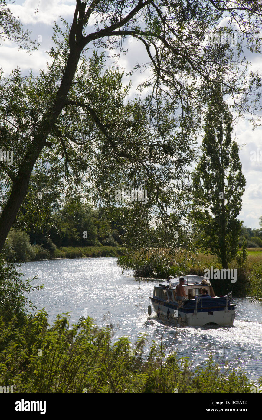 Bootsfahrten auf dem Fluss Ouse, Cambridgeshire, England, UK. Stockfoto