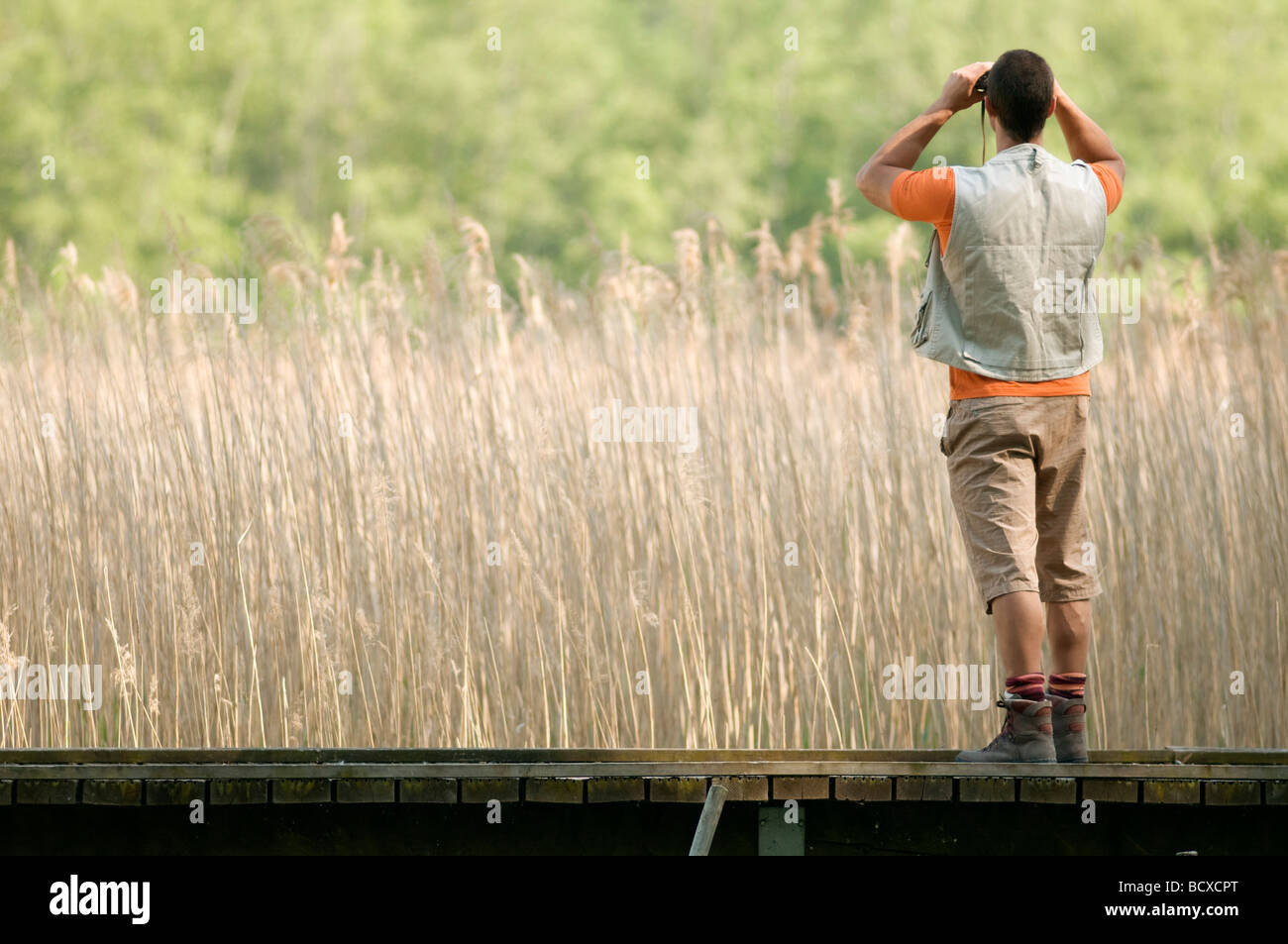 Mann auf der Suche durch ein Fernglas Stockfoto