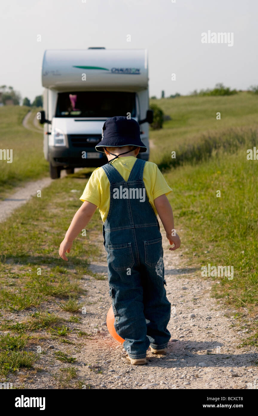 Kid im Land Stockfoto