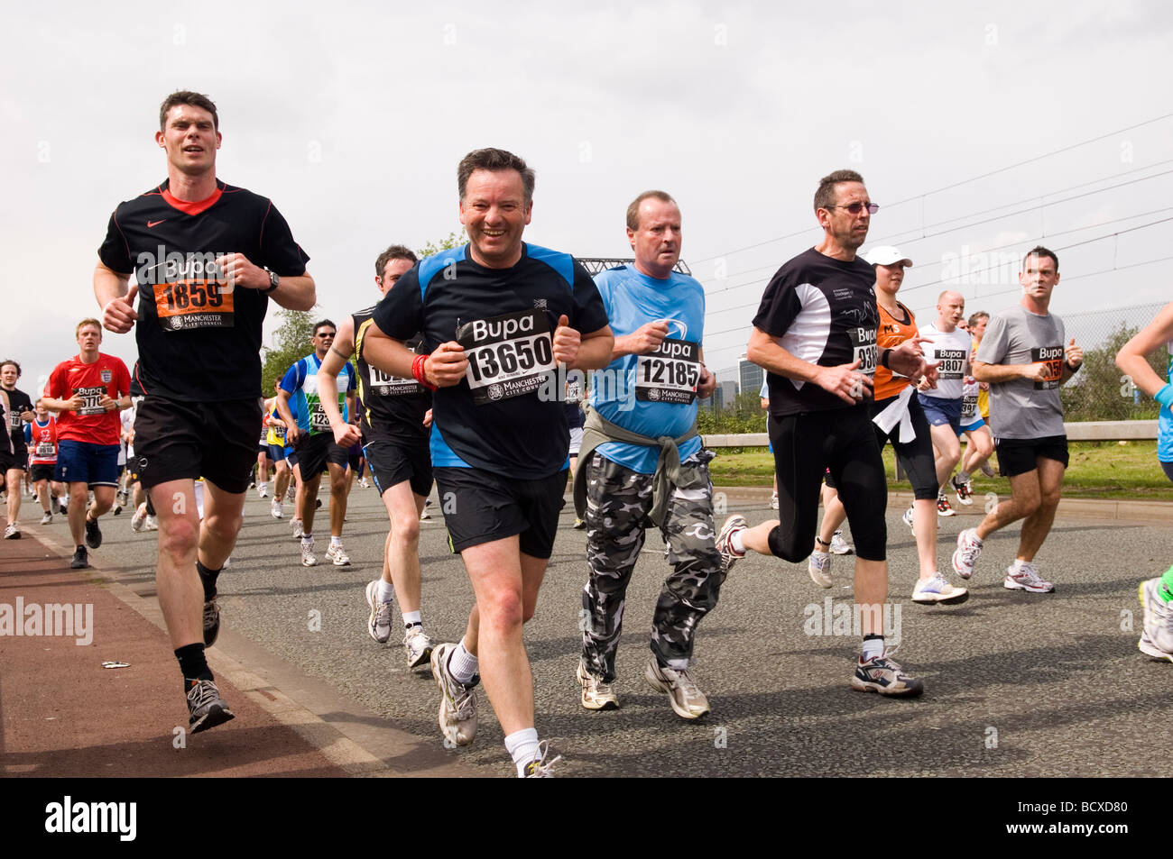 Menschen laufen ein Charity-Spendenmarathon in Manchester UK Stockfoto
