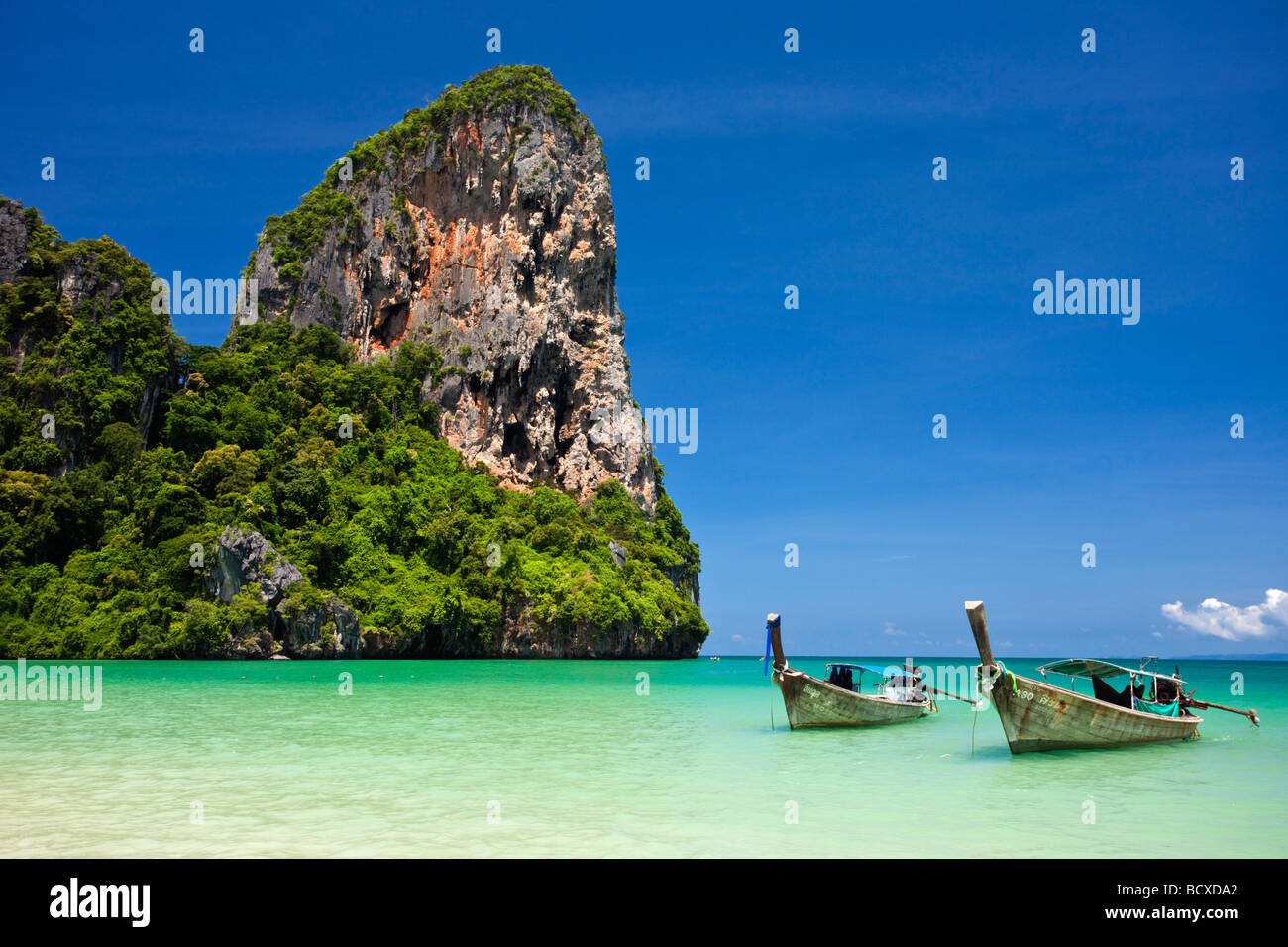 Longtail-Boote aufgereiht auf Railay Beach, Thailand Stockfoto