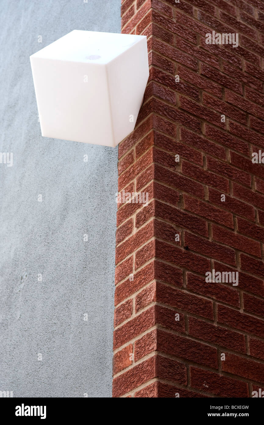 Eine würfelförmige Außenlicht auf eine Mauer. Stockfoto