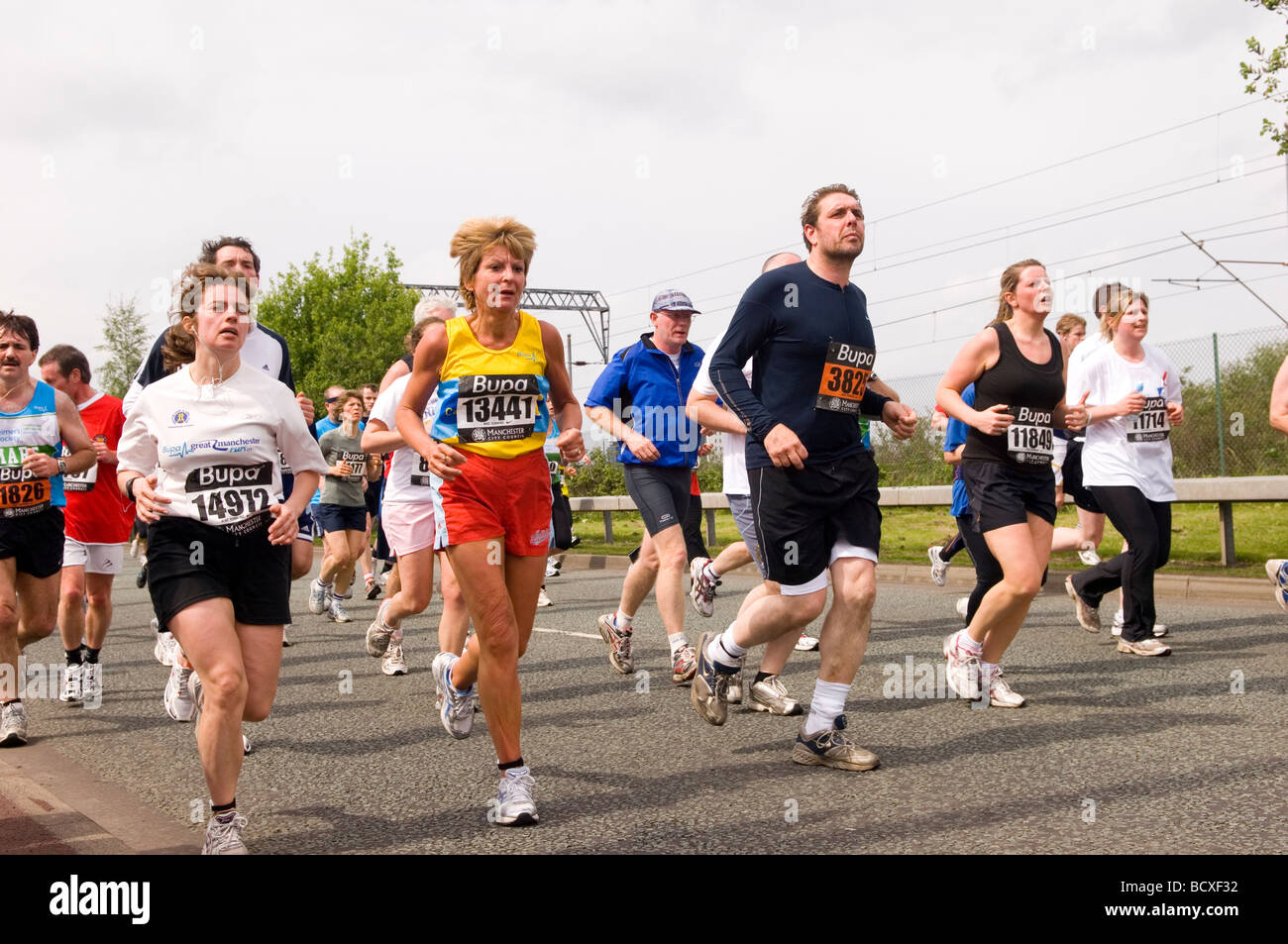 Menschen laufen ein Charity-Spendenmarathon in Manchester UK Stockfoto