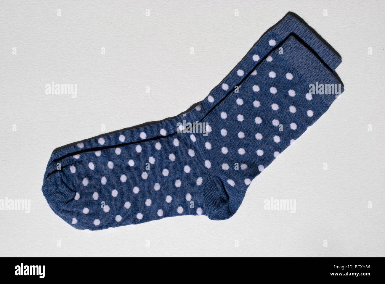 Ein paar blaue und weiße gepunktete Socken. Stockfoto