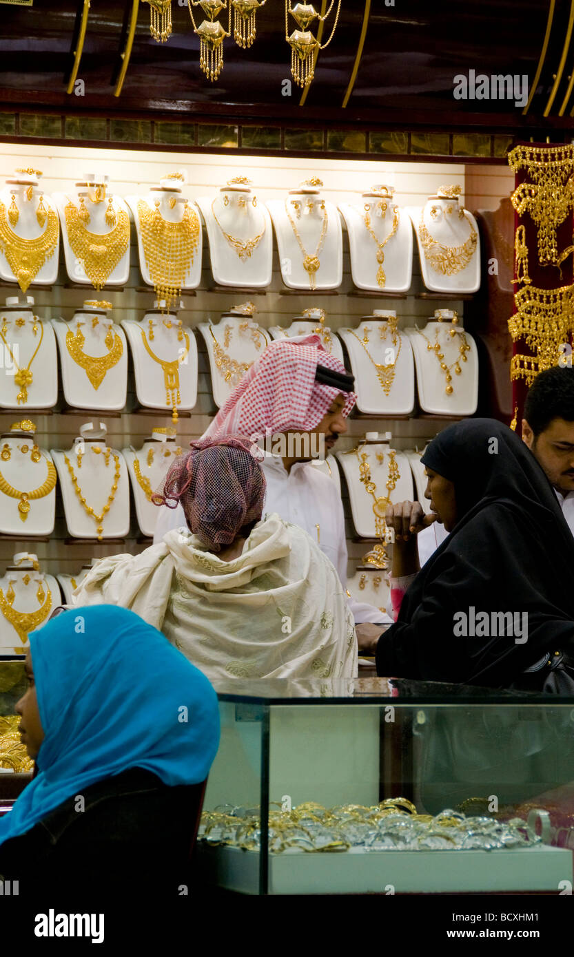 Käufer in den Gold Souk Deira Dubai Stockfoto