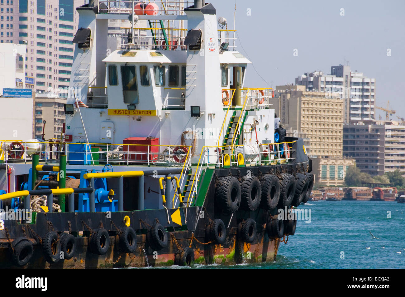 Ware-Boot durchqueren den Creek von Dubai Stockfoto