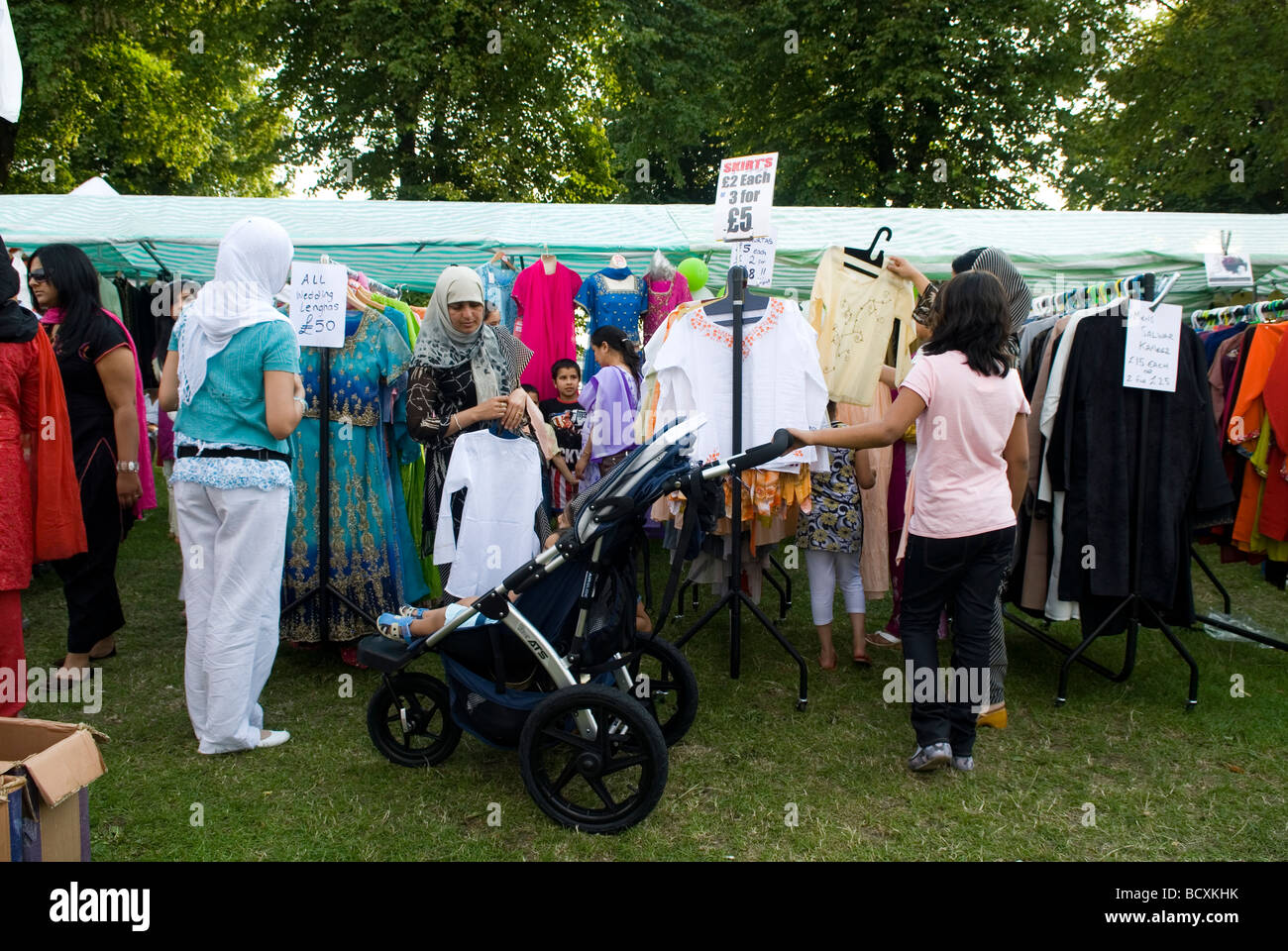 Menschen beim Einkaufen auf der Mela asiatischen Veranstaltung in Manchester UK Stockfoto