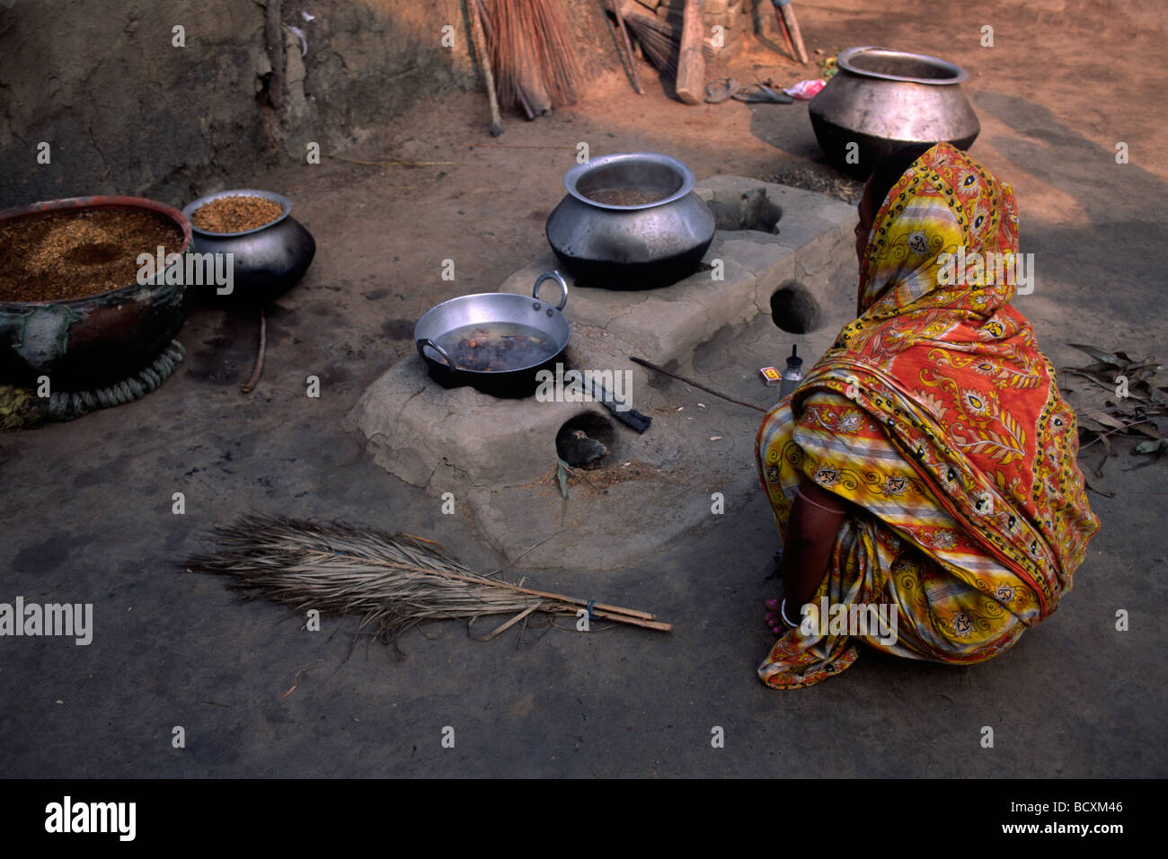 Indien, Westbengalen, Sunderbans, indische Frau kocht Stockfoto