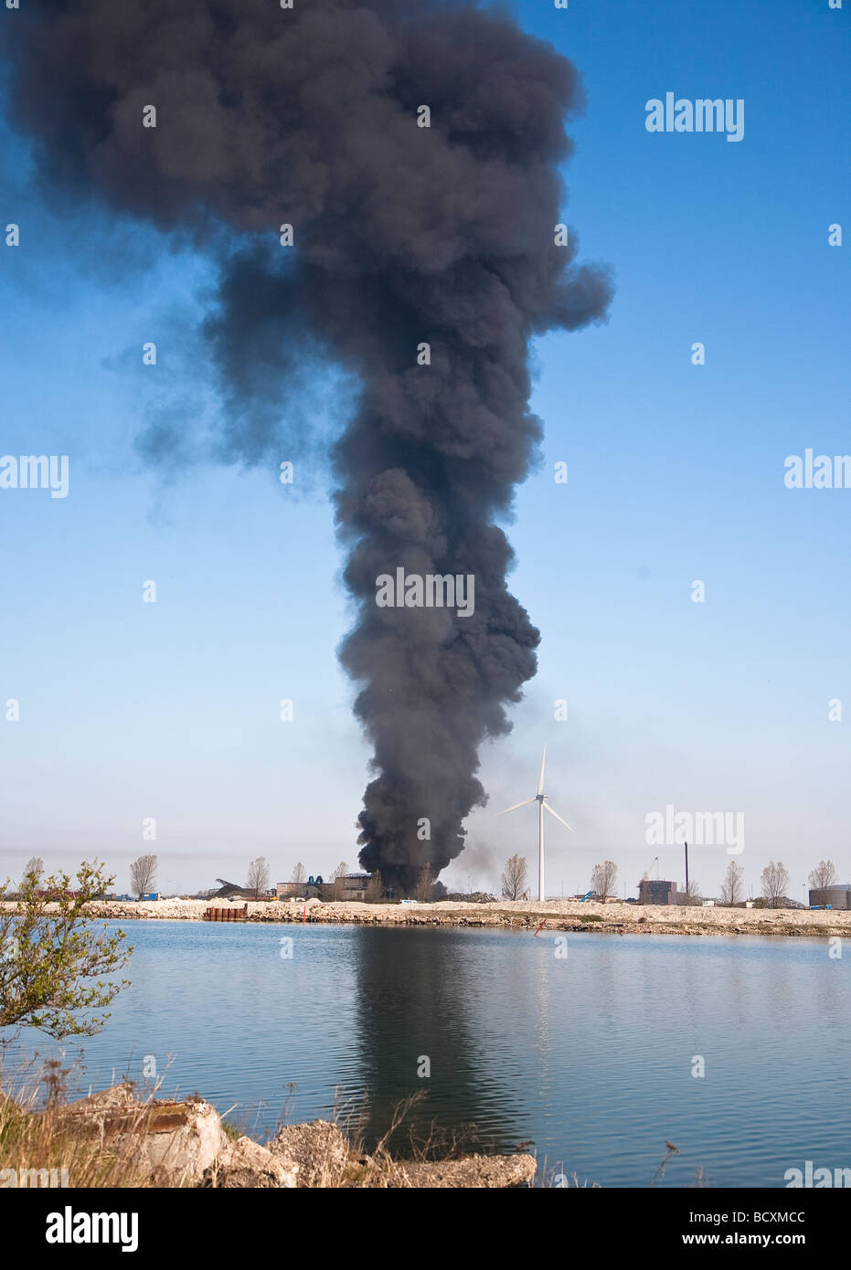 Rauch aus feuer -Fotos und -Bildmaterial in hoher Auflösung – Alamy