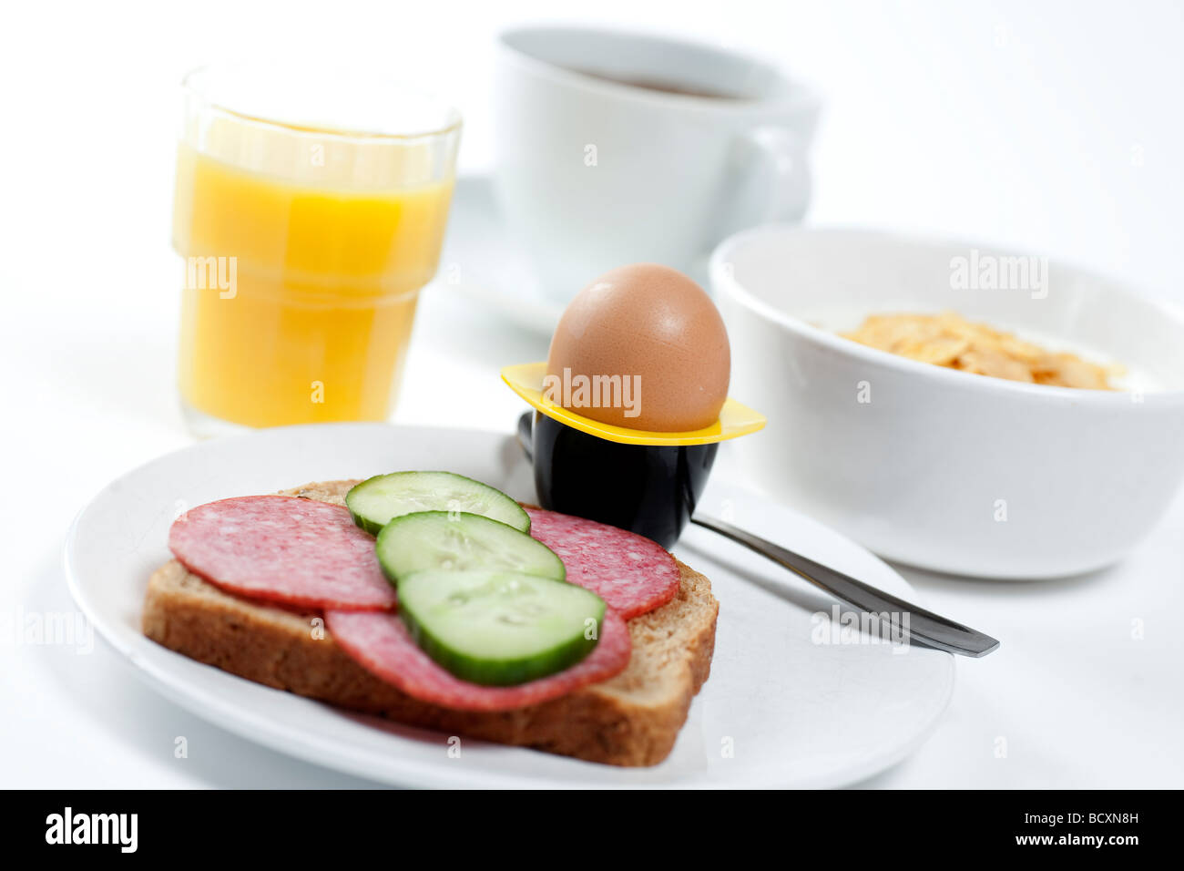 Hohe Schlüssel Studioaufnahme der geringen Schärfentiefe ein gesundes Frühstück Stockfoto